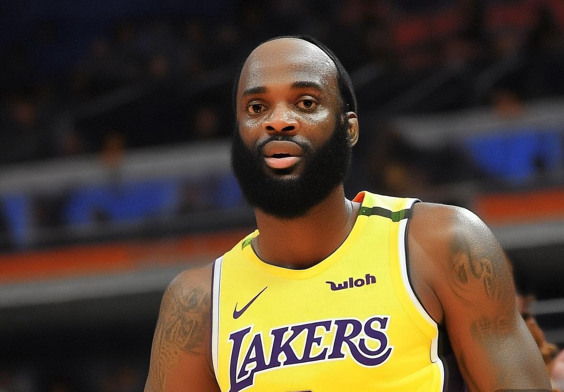 洛杉矶湖人队三方交易方案曝光，瞄准雄鹿队扬尼斯·阿德托昆博组超级三巨头